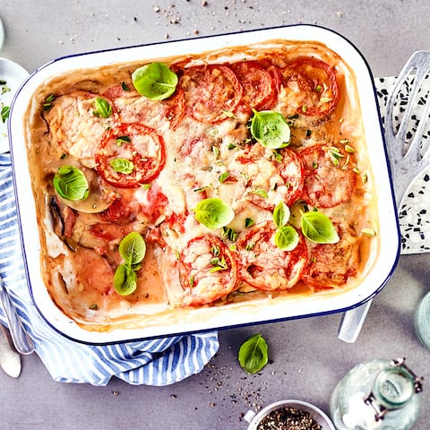 Wer gerne Moussaka isst, aber komplett auf tierische Produkte verzichten möchte, sollte unser Rezept für vegane Moussaka mit viel Gemüse ausprobieren.