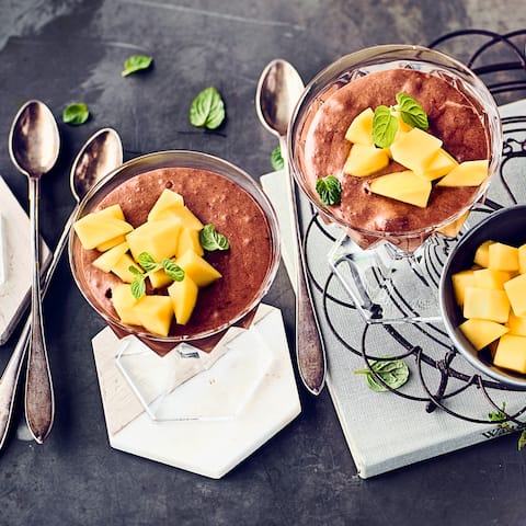 Wer Mousse Au Chocolat liebt, aber auf Milch & Sahne verzichten möchte, sollte unbedingt einmal unser Rezept für selbstgemachte vegane Mousse au Chocolat ausprobieren: Einfach köstlich!