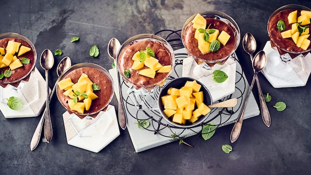 Wer Mousse Au Chocolat liebt, aber auf Milch & Sahne verzichten möchte, sollte unbedingt einmal unser Rezept für selbstgemachte vegane Mousse au Chocolat ausprobieren: Einfach köstlich!