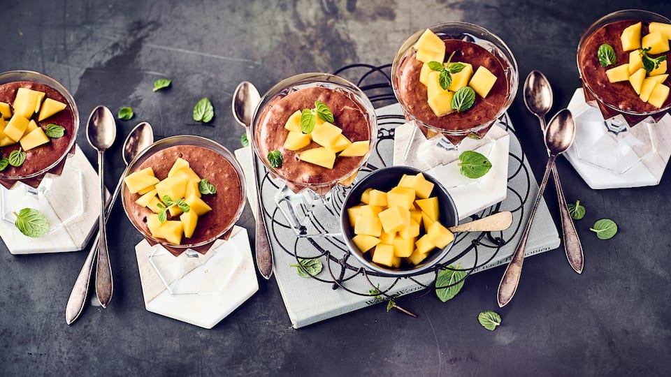 Wer Mousse Au Chocolat liebt, aber auf Milch & Sahne verzichten möchte, sollte unbedingt einmal unser Rezept für selbstgemachte vegane Mousse au Chocolat ausprobieren: Einfach köstlich!