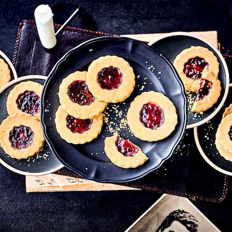 Plätzchen backen geht nicht vegan? Aber natürlich! Probieren Sie doch einmal unsere veganen Mürbeteig Plätzchen mit Konfitüre!