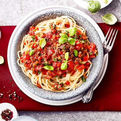 Probieren Sie unser Rezept für vegane Spaghetti bolognese einmal aus: Mit Lauch, Staudensellerie, Paprika, Tomaten, Soja-Hack und leckeren Kräutern – fertig in 45 Minuten!