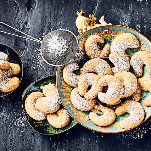 Der Klassiker zur Weihnachtszeit: Vanillekipferl. Damit auch jeder in den Genuss kommen kann, probieren Sie doch mal unser Rezept für Vegane Vanillekipferl.