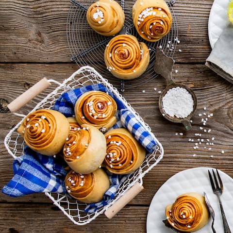 Nicht nur für Schweden-Fans ein süßer Genuss: Unsere veganen Zimtschnecken schmecken himmlisch gut und kommen ganz ohne tierische Produkte daher. 