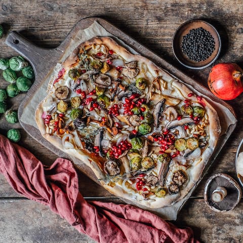 Veganer Flammkuchen mit Pilzen & Rosenkohl