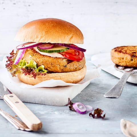 Ob mit Bratlingen oder Grillgemüsescheiben – unser Gemüse-Burger-Rezept wird Sie garantiert überzeugen. Entdecken Sie auch passende Beilagen!