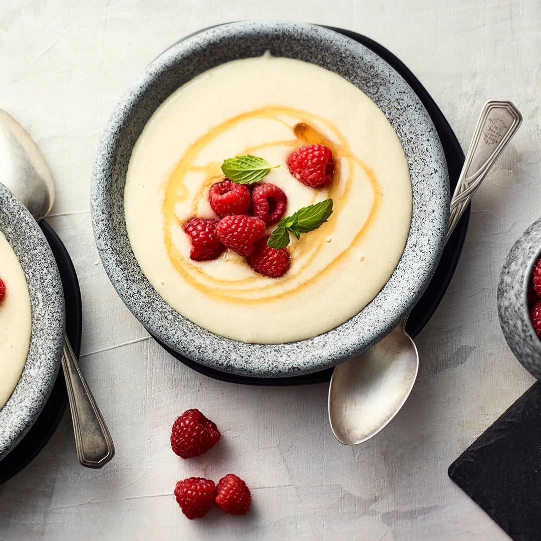 Veganer Grießbrei mit Himbeeren