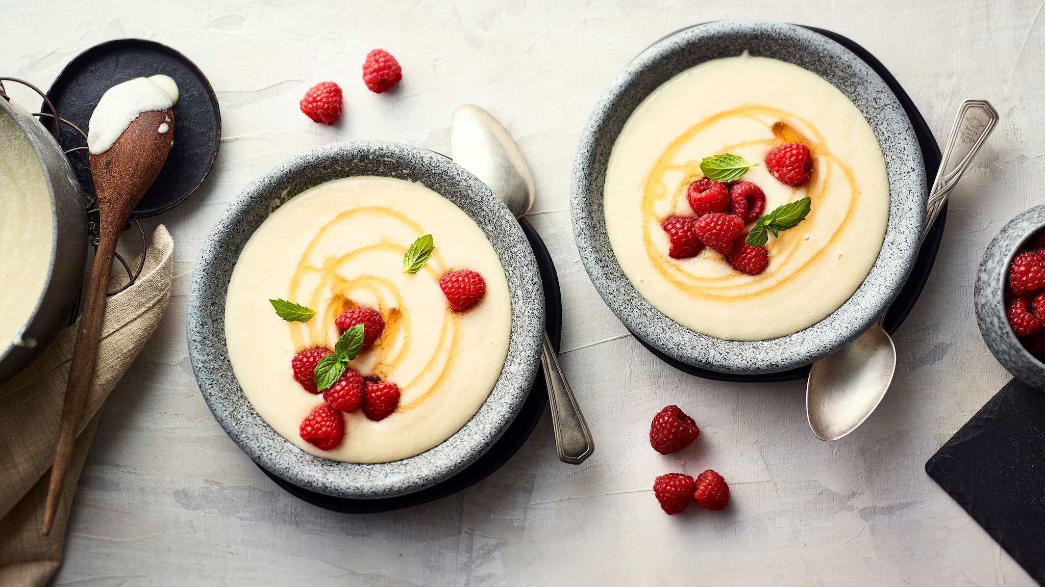 Veganer Grießbrei mit Himbeeren