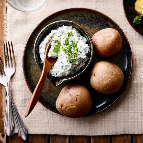 Kräuterquark lässt sich auch vegan herstellen: Einfach den klassischen Quark durch Sojaquark ersetzen und mit jeder Menge frischer Kräuter, Frühlingszwiebel und Olivenöl vermischen. 