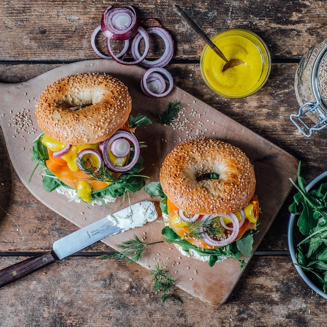 Veganer Lax-Bagel mit Rucola