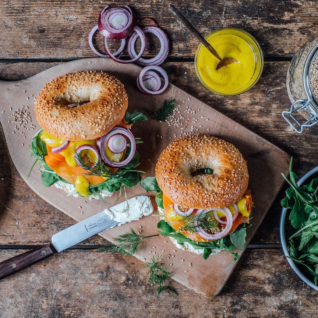 Veganer Lax-Bagel mit Rucola