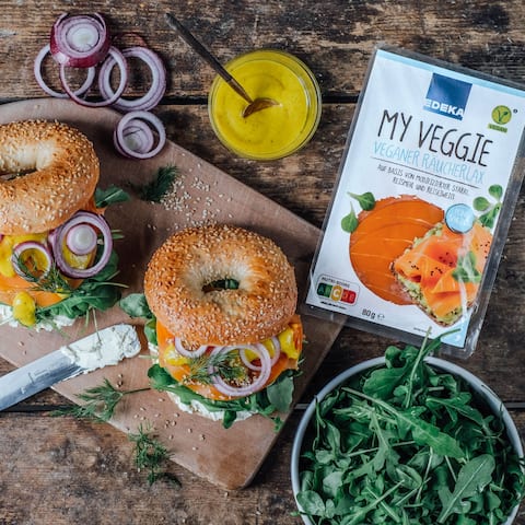 Veganer Lax-Bagel mit Rucola