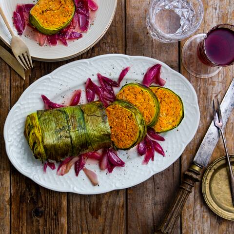 Wer zu Ostern einen köstlichen Braten servieren, aber auf tierische Produkte verzichten, möchte ist hier genau richtig: Unser Rezept für veganen Osterbraten schmeckt herrlich würzig. 