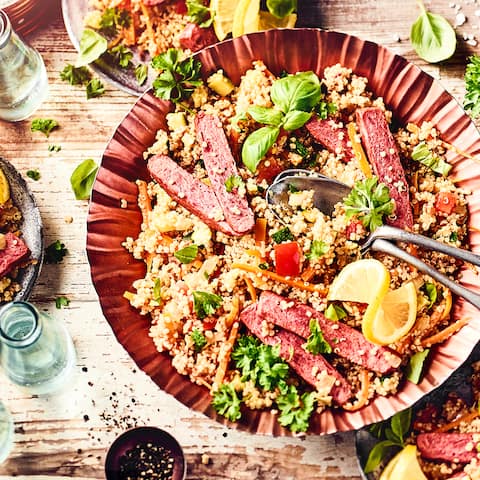 Unser würziger Quinoa-Salat mit gebratenen veganen Steak-Streifen ist ein veganer Genuss für gesundheitsbewusste Feinschmecker!
