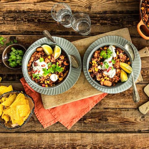 Wer ein gutes Chili liebt aber auf tierische Produkte verzichten möchte, ist hier genau richtig: Unser veganes Chili mit Sojahack. 