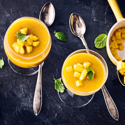 Ein veganes sommerliche Dessert, Mousse aus Mango und Kokosmilch. Das herrlich fruchtige Mousse mit Kokosmilch schmeckt leicht gekühlt am besten.