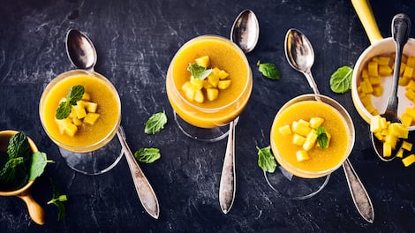 Ein veganes sommerliche Dessert, Mousse aus Mango und Kokosmilch. Das herrlich fruchtige Mousse mit Kokosmilch schmeckt leicht gekühlt am besten.