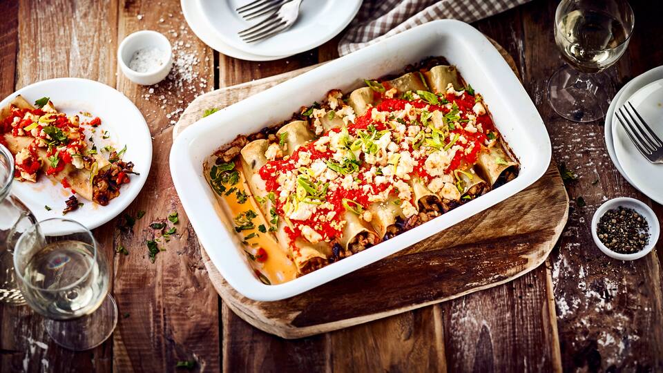 Probieren Sie unsere vegetarische Variante des italienischen Nudelklassikers: Canelloni mit Aubergine, Champignons und pikanter Paprika-Feta-Soße!