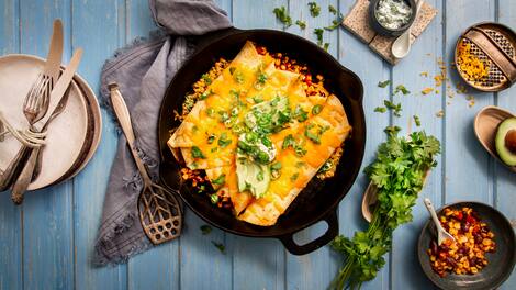 Vorhang auf für unsere vegetarischen Enchiladas: Natürlich mit viel Gemüse, überbackenem Käse und als Highlight selbstgemachter Koriander-Schmand!