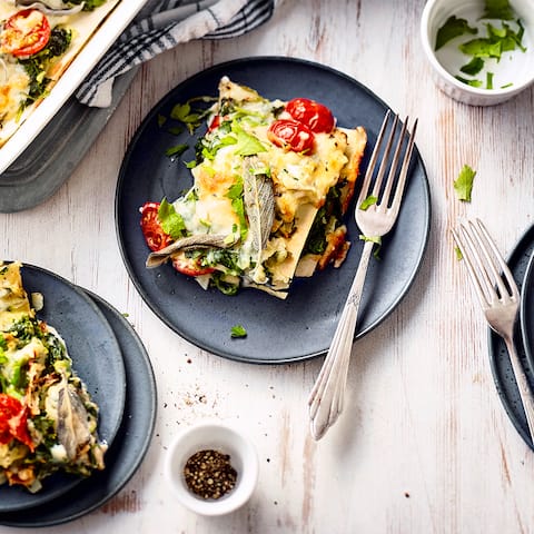 Das Rezept für vegetarische Lasagne ähnelt in der Zubereitung dem Klassiker mit Fleisch, punktet aber mit viel frischem Gemüse nach Wahl. Entdecken Sie die Vielfalt!