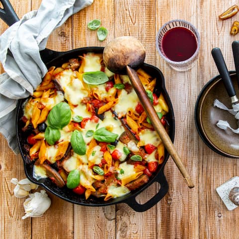 Perfekt für den großen Hunger: Mit unserem Rezept für vegetarischen Nudelauflauf kochen Sie ganz einfach ein deftiges Wohlfühl-Gericht für die ganze Familie.