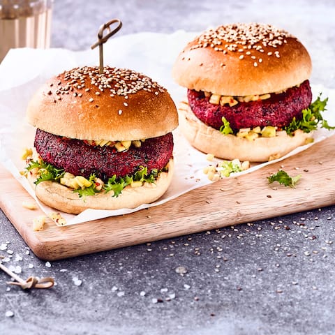 Köstlicher Burger-Genuss ohne Fleisch! Unser Rezept für leckere Veggie-Burger besticht mit selbstgemachten und Walnuss-Rote-Bete-Patties und einem Zwiebel-Gurken-Relish. 