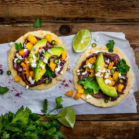 Tacos sind ein Gericht der mexikanischen Küche und ganz einfach selberzumachen: Probieren Sie doch mal die vegetarische Variante!