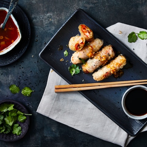 Stimmen Sie sich schon einmal auf Ihre nächste Fernreise ein oder genießen Sie den Snack mit Gästen am Buffet: Unsere vietnamesischen Frühlingsrollen mit selbstgemachter Sweet-Chili-Sauce dauern nicht lange und schmecken köstlich asiatisch!