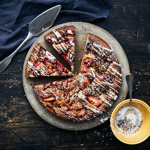Vor allem im Spätsommer und Herbst ein Muss auf der Kaffeetafel: Pflaumenkuchen und zwar hier als gesunde Rührkuchen-Variante mit Vollkornmehl. Dazu ein erfrischender Limetten-Joghurt – einfach lecker.