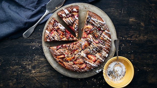 Vollkorn-Pflaumenkuchen mit Limetten-Joghurt