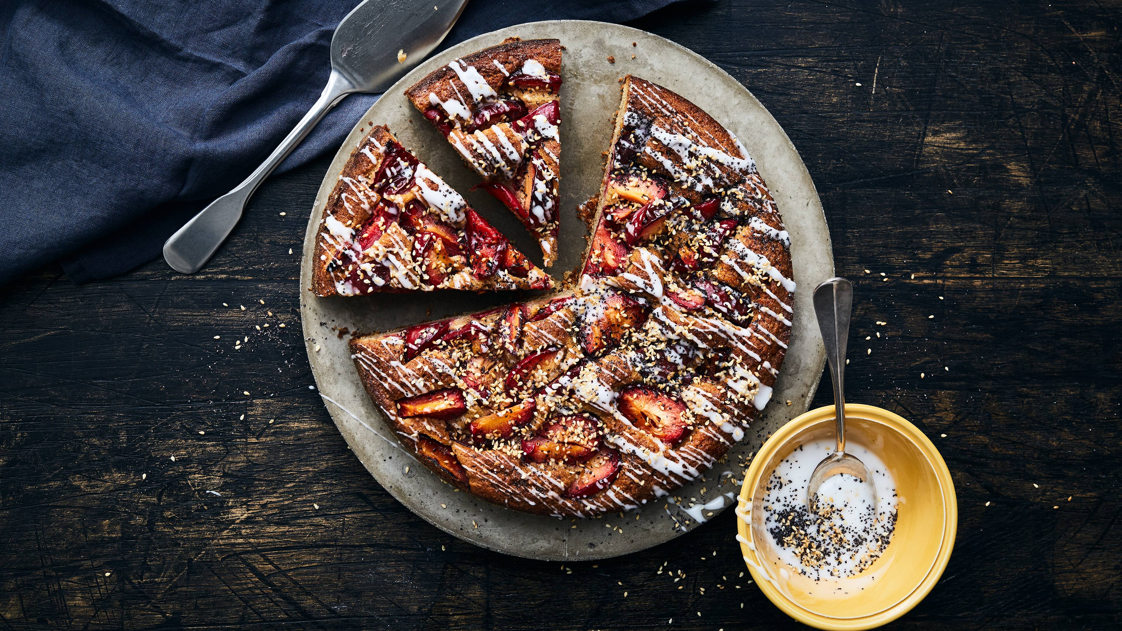 Vollkorn-Pflaumenkuchen mit Limetten-Joghurt - Rezept | EDEKA