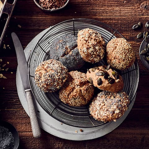 Keine Lust morgens zum Bäcker zu gehen, aber auch nicht immer Tiefkühlbrötchen aufzubacken. Probieren Sie doch einmal unser Rezept für selbstgemachte Vollkornbrötchen. 