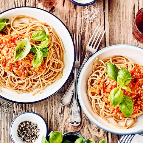 Sie mögen Pasta und den im Orient beliebten Hartweizen? Dann probieren Sie mal unser Rezept für Spaghetti mit Bulgur, Karotte, Lauch, Sellerie und passierten Tomaten – in 40 Minuten zubereitet!