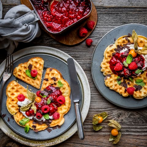 Es ist Waffelzeit! Herrlich nach warmer Butter und Zucker duftend und mit einem Topping aus Himbeerkompott und Mascarponecreme kombiniert werden unsere Waffeln anschließend noch mit frischen Früchten und Schokoraspeln garniert serviert!