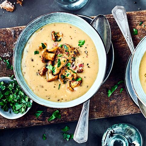 Herzhaft cremige Waldpilzsuppe mit Pfifferlingen und Schinkenwürfeln. Herbstlicher Suppen-Genuss mit raffiniertem Topping.