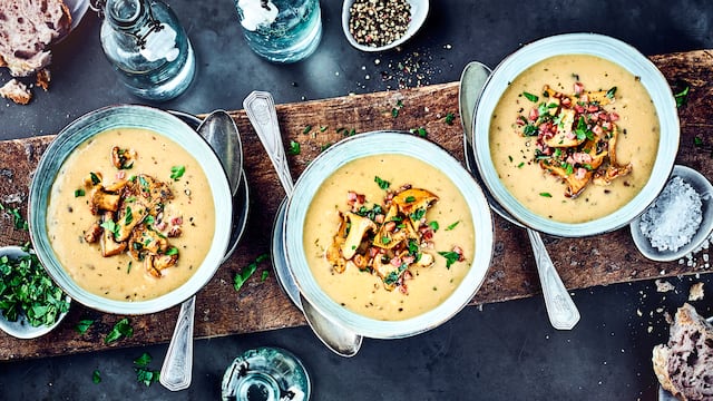 Waldpilzsuppe mit Pfifferling-Topping