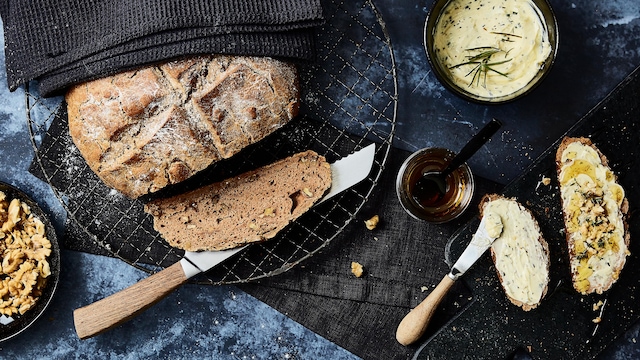 Herrlich zum Salat, beim Grillen oder einfach zum Abendbrot: Entdecken Sie unser Rezept für selbstgemachtes Walnussbrot mit Honig-Rosmarin-Butter!