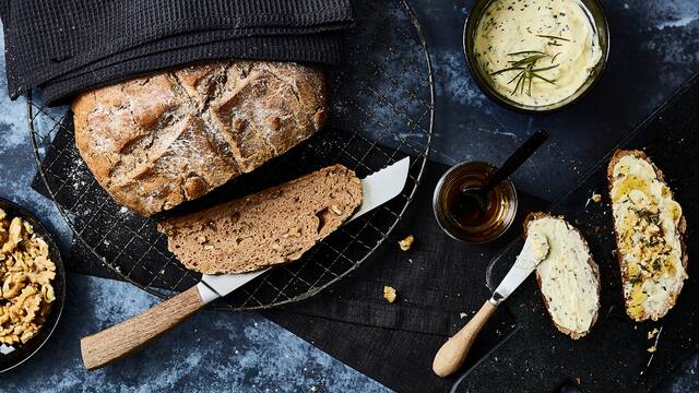 Walnussbrot mit Honig-Rosmarin-Butter