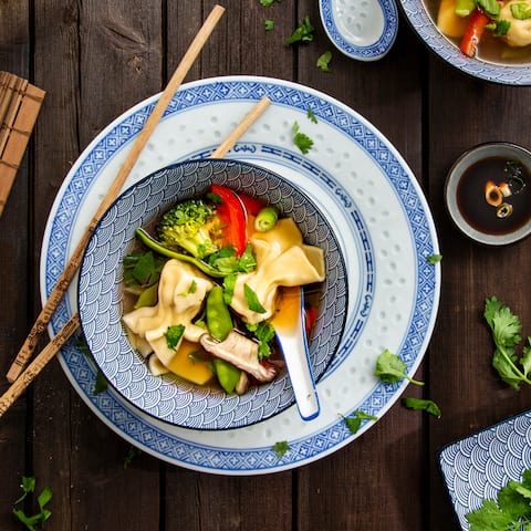 Die asiatische Küche kennt viele leckere Suppenkreationen mit exotischer Würze und feinen Einlagen. Dazu gehört auch unsere Wan-Tan-Suppe mit gefüllten Teigtaschen.