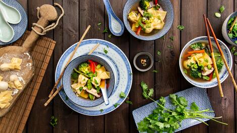 Die asiatische Küche kennt viele leckere Suppenkreationen mit exotischer Würze und feinen Einlagen. Dazu gehört auch unsere Wan-Tan-Suppe mit gefüllten Teigtaschen.