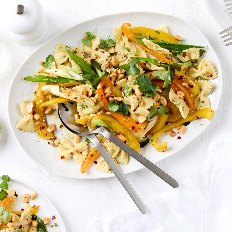 Warmer Paprika-Nudelsalat mit Erdnussdressing