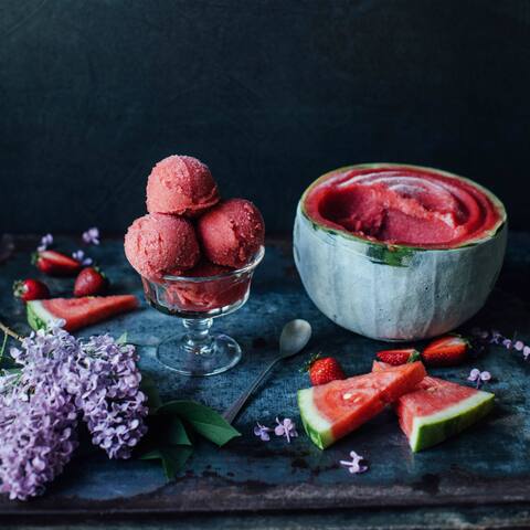 An heißen Tagen ist das Wassermelonen-Erdbeer-Sorbet die perfekte Erfrischung. Herrlich erfrischend und die Melone kann gleich als Eisschale verwendet werden. 