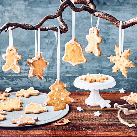Mit unseren knusprigen Weihnachtskeksen versüßen Sie die Adventszeit. In Zellophantütchen verpackt, sind die Plätzchen auch ein dekoratives Geschenk!