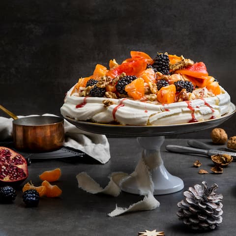 Luftige Baisertorte mit weihnachtlich gewürzter Mascarponecreme und einem fruchtigen Topping aus Grapefruit – probieren Sie unser Weihnachts-Pavlova-Rezept aus!