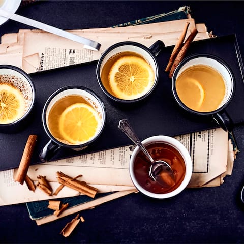 Mal etwas anders als klassicher Glühwein: Unser weißer Punsch mit Orangensaft, Weißwein, Honig und Rum - verfeinert mit kandierten Orangen.