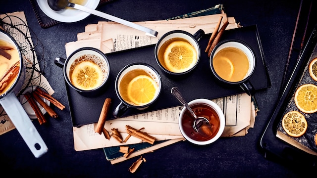 Mal etwas anders als klassicher Glühwein: Unser weißer Punsch mit Orangensaft, Weißwein, Honig und Rum - verfeinert mit kandierten Orangen.