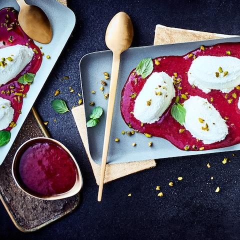 Entdecken Sie eine köstliche Variante des französischen Nachtischklassikers und überraschen Sie Ihre Gäste mit einer weißen Schokoladencreme mit Fruchtsoße!