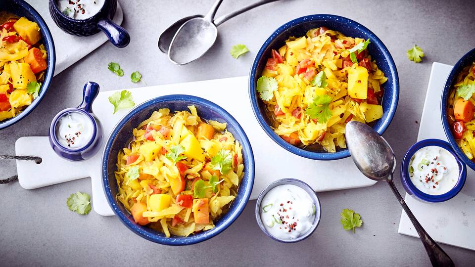 Curry mal anders: Unser Rezept für ein vegetarisches Curry mit Weißkohl, Kartoffeln, Karotten und Tomaten - dazu ein Koriander-Dip.