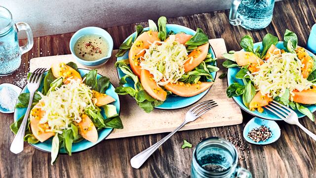 Weißkrautsalat auf Melone