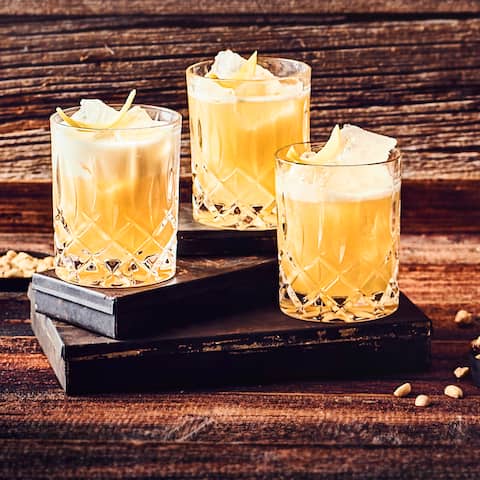 Die cremige Konsistenz bekommt der Whiskey Sour durch das Eiweiß, die Säure durch die Zitrone. Probieren Sie den Klassiker!